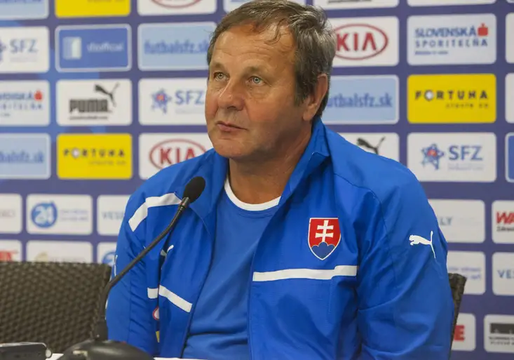 To jste ještě neviděli! Na Slovensku jezdí vlak za postranní čarou. Inspiruje se kouč Kozák před Eurem?