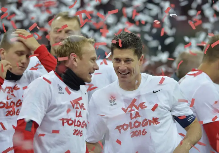 To musíte vidět! Lewandowského dělová hlavička poslala Poláky na Euro a takhle pak slavili v šatně