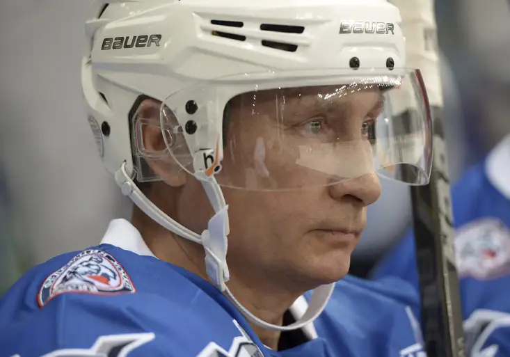 Putinovy narozeniny: 7 gólů (VIDEO) a dostal obraz malovaný ňadry. Vladimir slavil hokejem s legendami v Soči