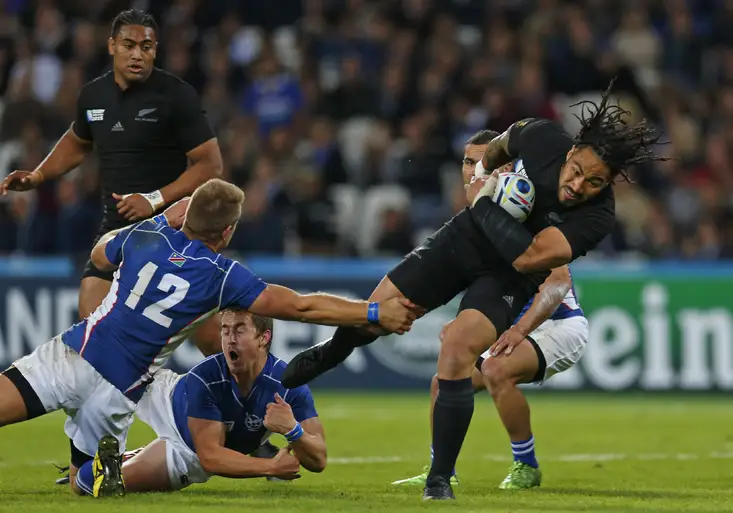 Drsný sport i taneční tradice, to jsou haka a sipi tau. Ragbisté z Tichomoří je dnes předvedou proti sobě