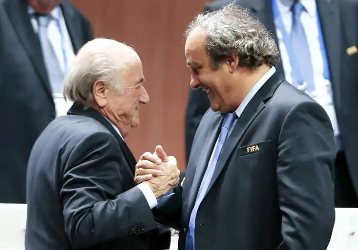 ﻿Bezhlavý fotbal! Platini i Blatter mají pozastavenou činnost. Nebojte, do voleb budou čistí!