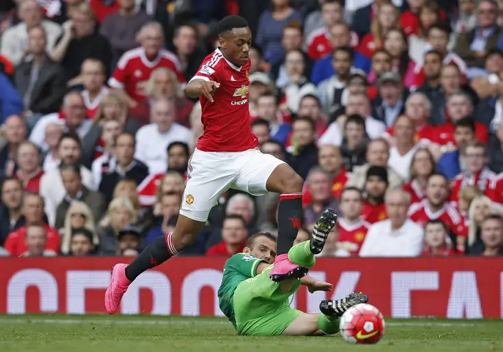 Zákrok na červenou kartu? Takhle to dopadá, když fotbalový fanoušek vezme spravedlnost do svých rukou!