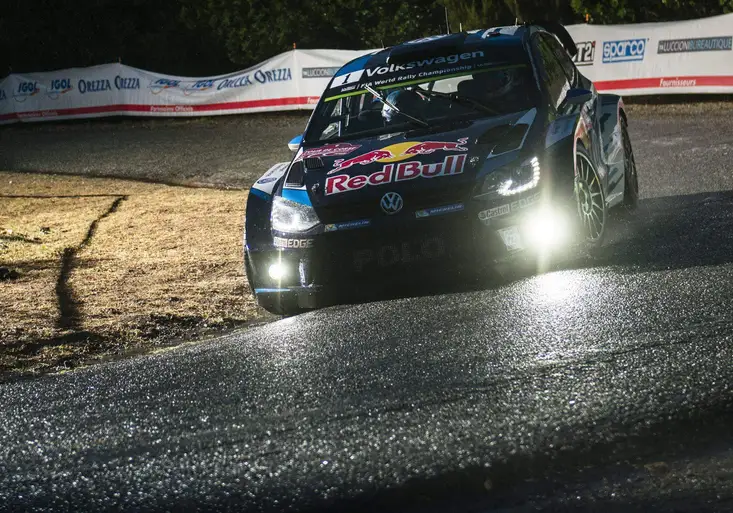 Deštivou Francouzskou rallye ovládl Latvala. S jakými extrémy se museli jezdci vypořádat?