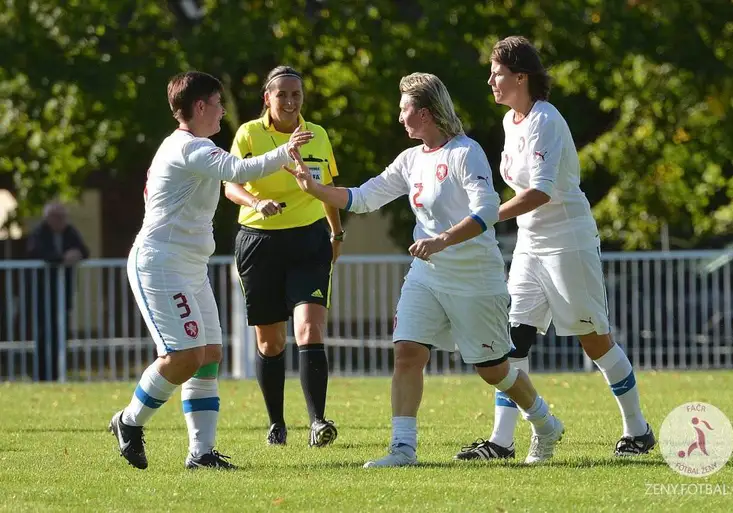 Fotbalistky si střihly první federální derby. Damková odpískala zápas na přání diváků