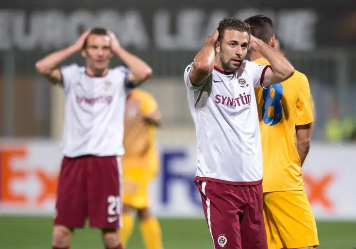 Spartu okradli v Řecku o výhru. Co pískal ten sudí, ptají se fanoušci