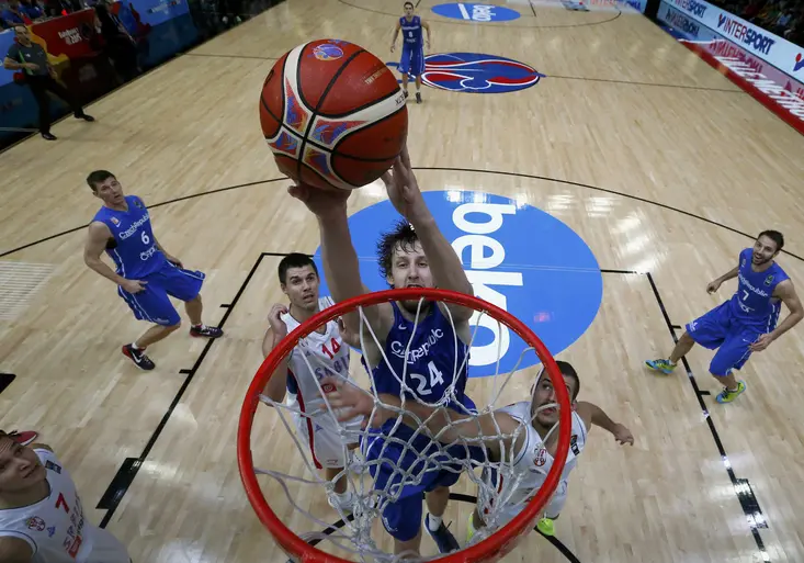 Češi na Srby nestačili, přesto sklidili komplimenty. Kdo teď stojí basketbalistům v cestě na olympijskou kvalifikaci?