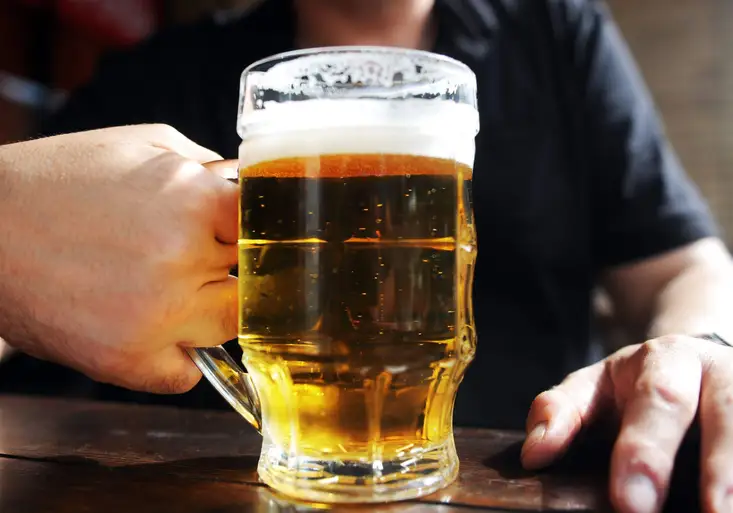 Vypil metr piv a šel na věc. Fotbalový sudí nadýchal 2,4 promile! S alkoholem mají problém ale i jiné sporty