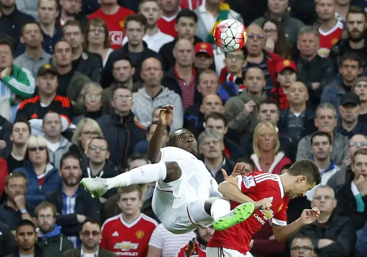 Fantastické nůžky Bentekeho a Martialův debut snů. Bitva Manchesteru United s Liverpoolem nezklamala
