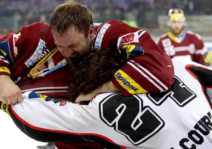 10 největších bitek z extraligové historie. Dnes začíná hokejová sezona!