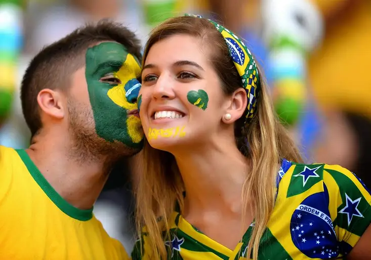 Jak dostat diváky na stadion? Recept vymysleli v Ghaně a figurují v něm sexy děvčata