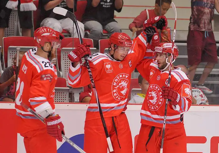 I v hokejové Lize mistrů to žije. V Třinci padl gól přes celé kluziště a Hrňův hattrick