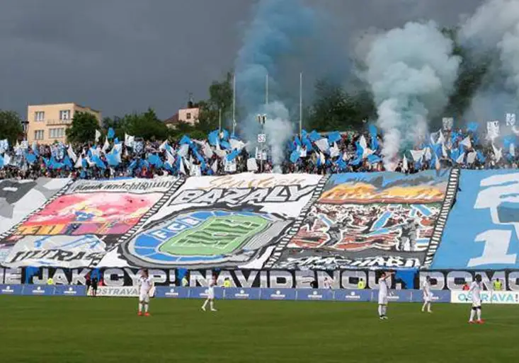 Fotbalisté Baníku mají novou zkušenost: Do rukou dostali lopaty a sekery!