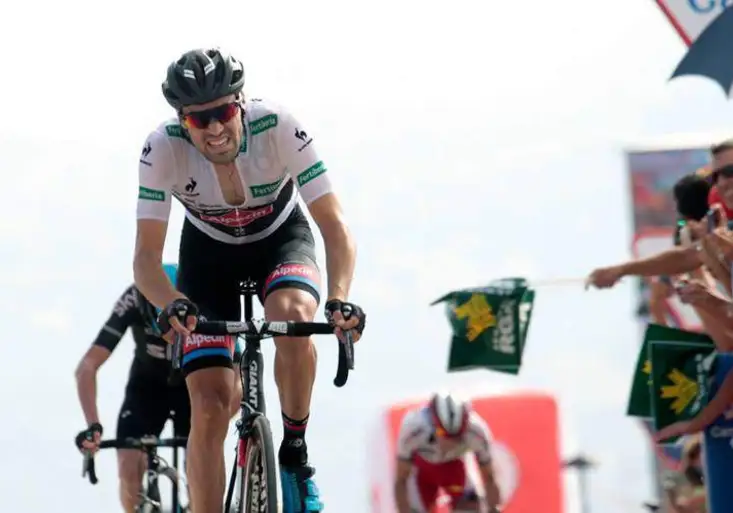 Strhující finiš! Dumoulin předčil na Vueltě v brutálním kopci vrchaře a celkově vede