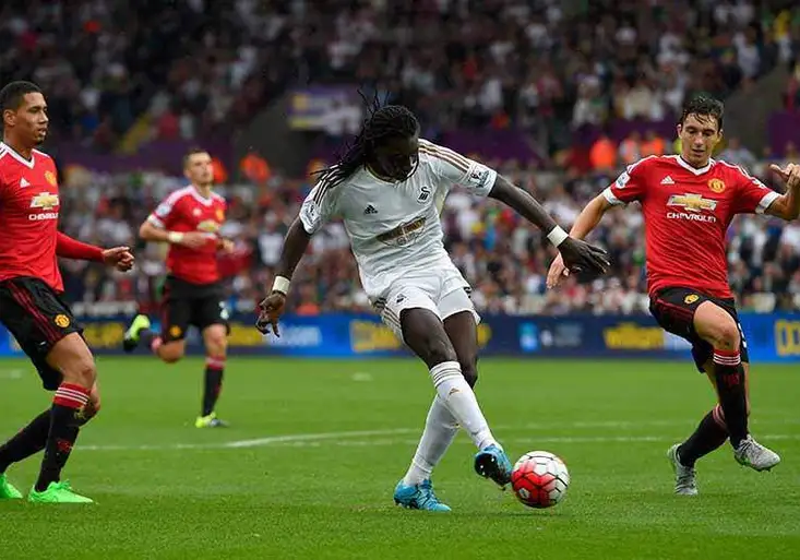 Souhrn Premier League: Swansea báječným obratem skolila Manchester United