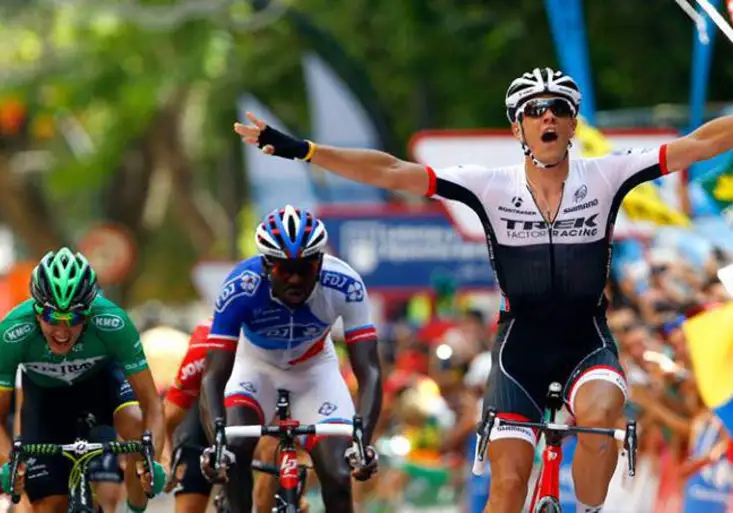 Vuelta zažila den pádů. Boeckmans skončil v umělém spánku. Sagan kopal do kola i motorky, v neděli už nepojede