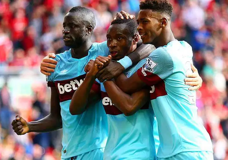 Souhrn Premier League: West Ham zlomil 52 let starou kletbu, rekord má i Manchester City, Stoke schytalo dvě červené