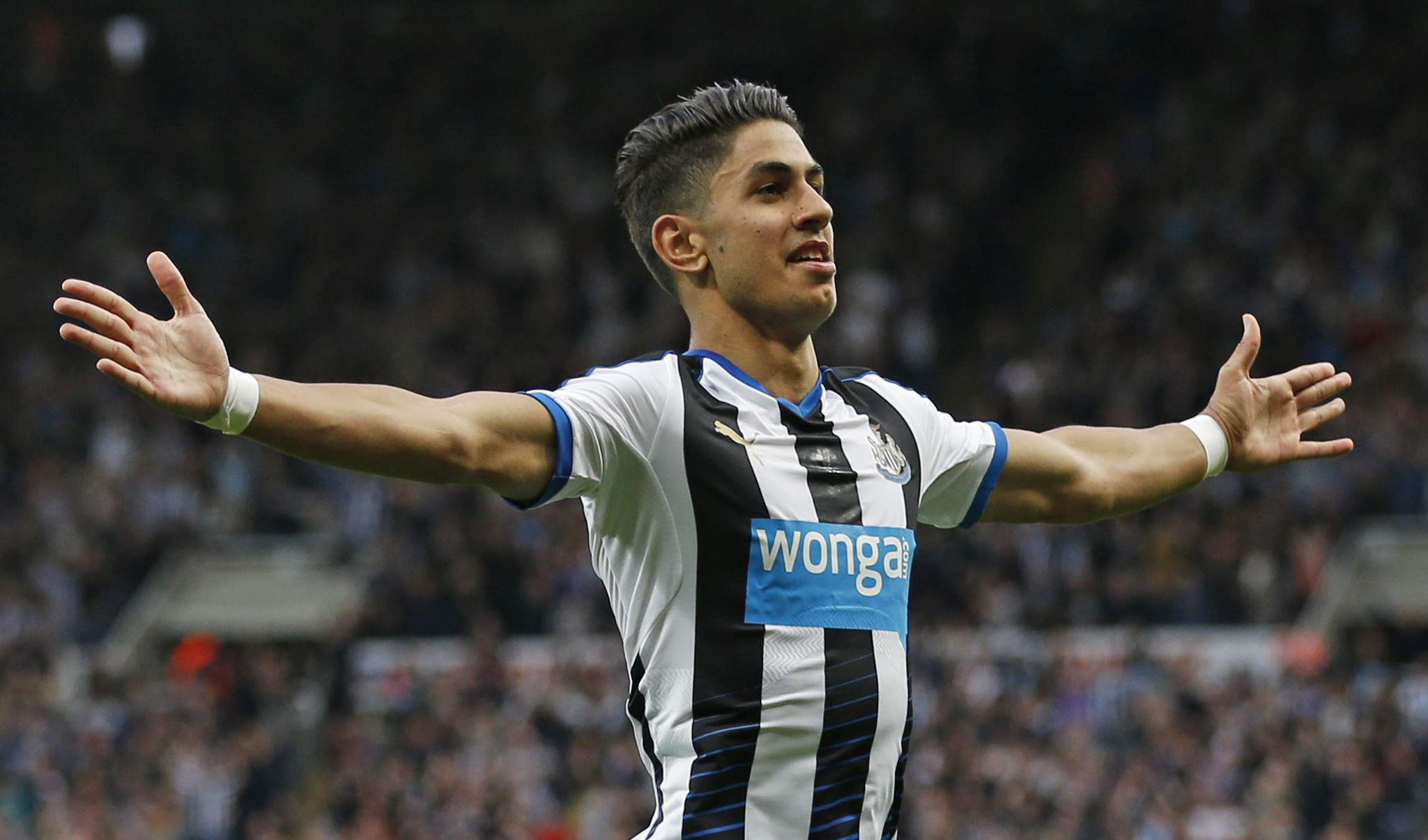 Football - Newcastle United v Chelsea - Barclays Premier League - St James' Park - 26/9/15 Ayoze Perez celebrates scoring the first goal for Newcastle  Reuters / Russell Cheyne Livepic EDITORIAL USE ONLY. No use with unauthorized audio, video, data, fixture lists, club/league logos or "live" services. Online in-match use limited to 45 images, no video emulation. No use in betting, games or single club/league/player publications.  Please contact your account representative for further details.