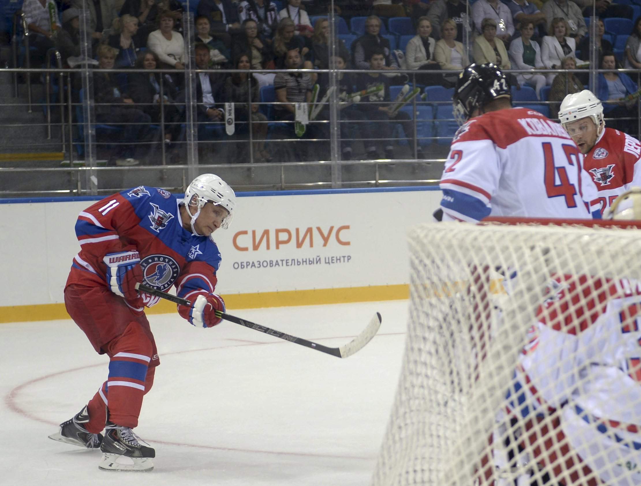 Russian President Vladimir Putin (L) takes part in a gala game opening a new season of the Night Ice Hockey League in Sochi, Russia, October 7, 2015.  REUTERS/Aleksey Nikolskyi/RIA Novosti/Kremlin ATTENTION EDITORS - THIS IMAGE HAS BEEN SUPPLIED BY A THIRD PARTY. IT IS DISTRIBUTED, EXACTLY AS RECEIVED BY REUTERS, AS A SERVICE TO CLIENTS.        TPX IMAGES OF THE DAY