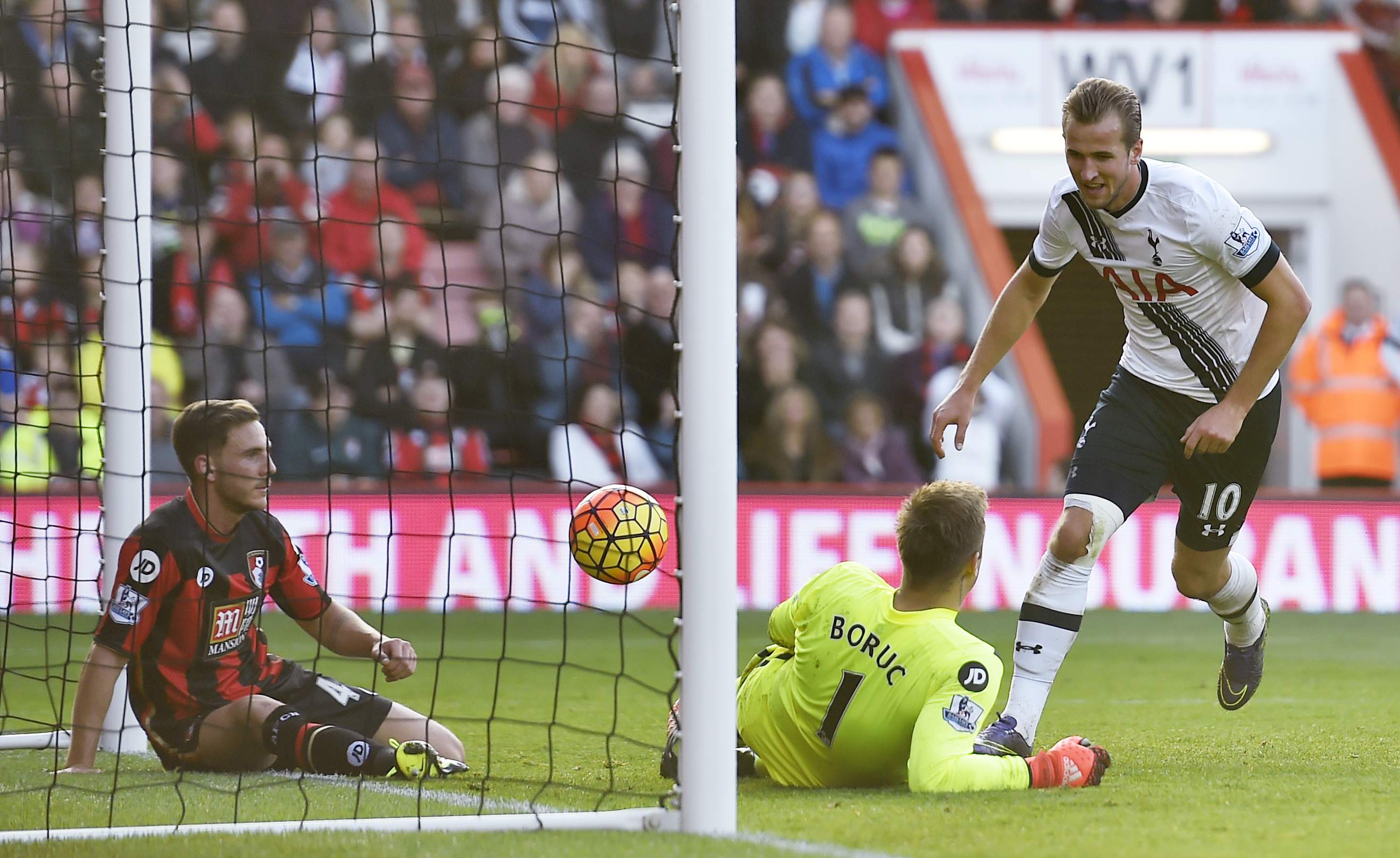Football - AFC Bournemouth v Tottenham Hotspur - Barclays Premier League - Vitality Stadium, Dean Court - 25/10/15 Tottenham's Harry Kane scores their fifth goal and completes his hat-trick Reuters / Toby Melville Livepic EDITORIAL USE ONLY. No use with unauthorized audio, video, data, fixture lists, club/league logos or "live" services. Online in-match use limited to 45 images, no video emulation. No use in betting, games or single club/league/player publications.  Please contact your account representative for further details.