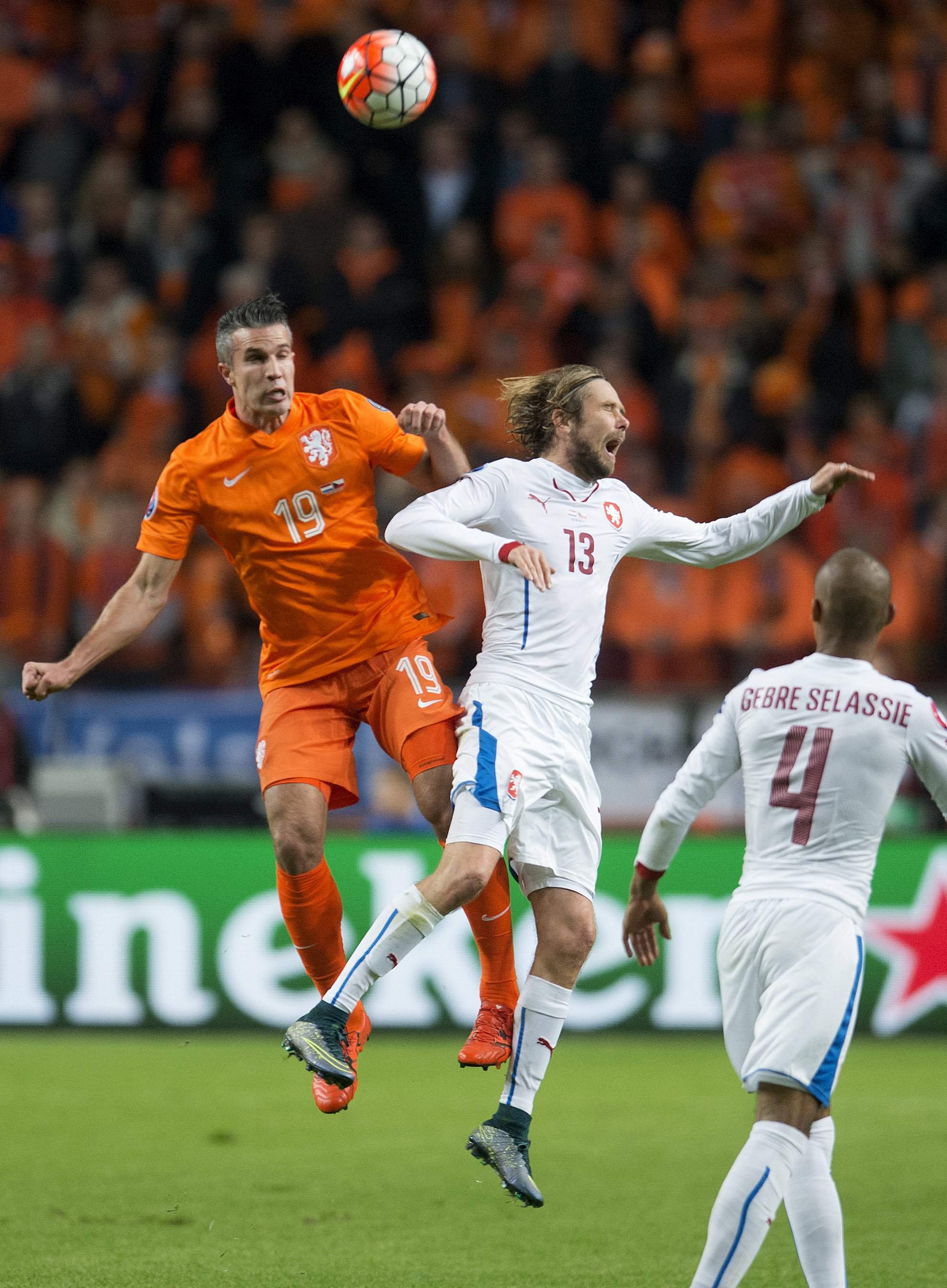 Robin van Persie (L) of the Netherlands fights for the ball with Jaroslav Plasil of the Czech Republic during their Euro 2016 group A qualifying soccer match in Amsterdam, Netherlands October 13, 2015.  REUTERS/Toussaint Kluiters/United Photos