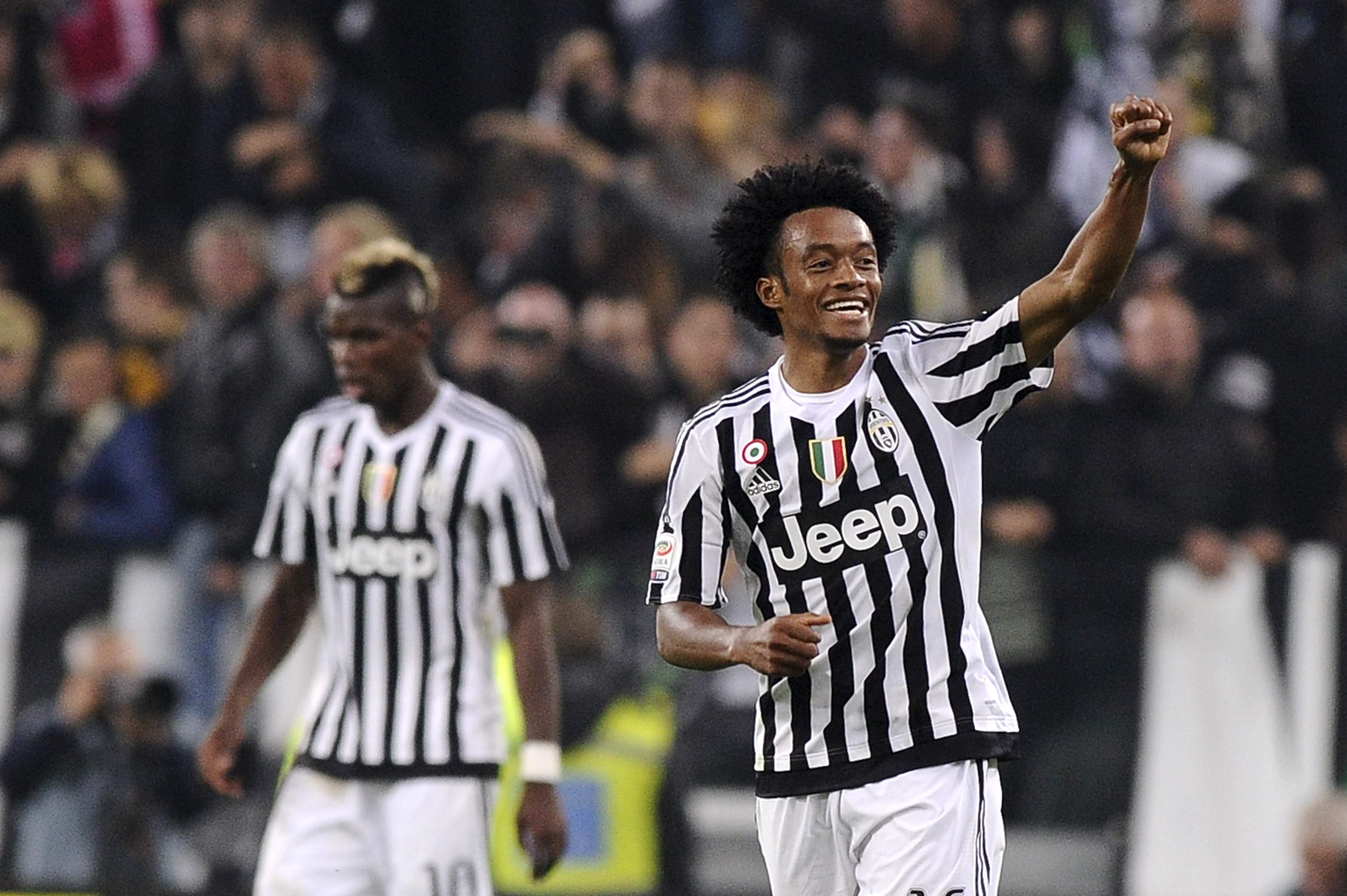Juventus' Juan Cuadrado (R) celebrates with his team mate Paul Pogba after scoring against Torino during their Italian Serie A soccer match at Juventus Stadium in Turin, October 31, 2015. REUTERS/Giorgio Perottino