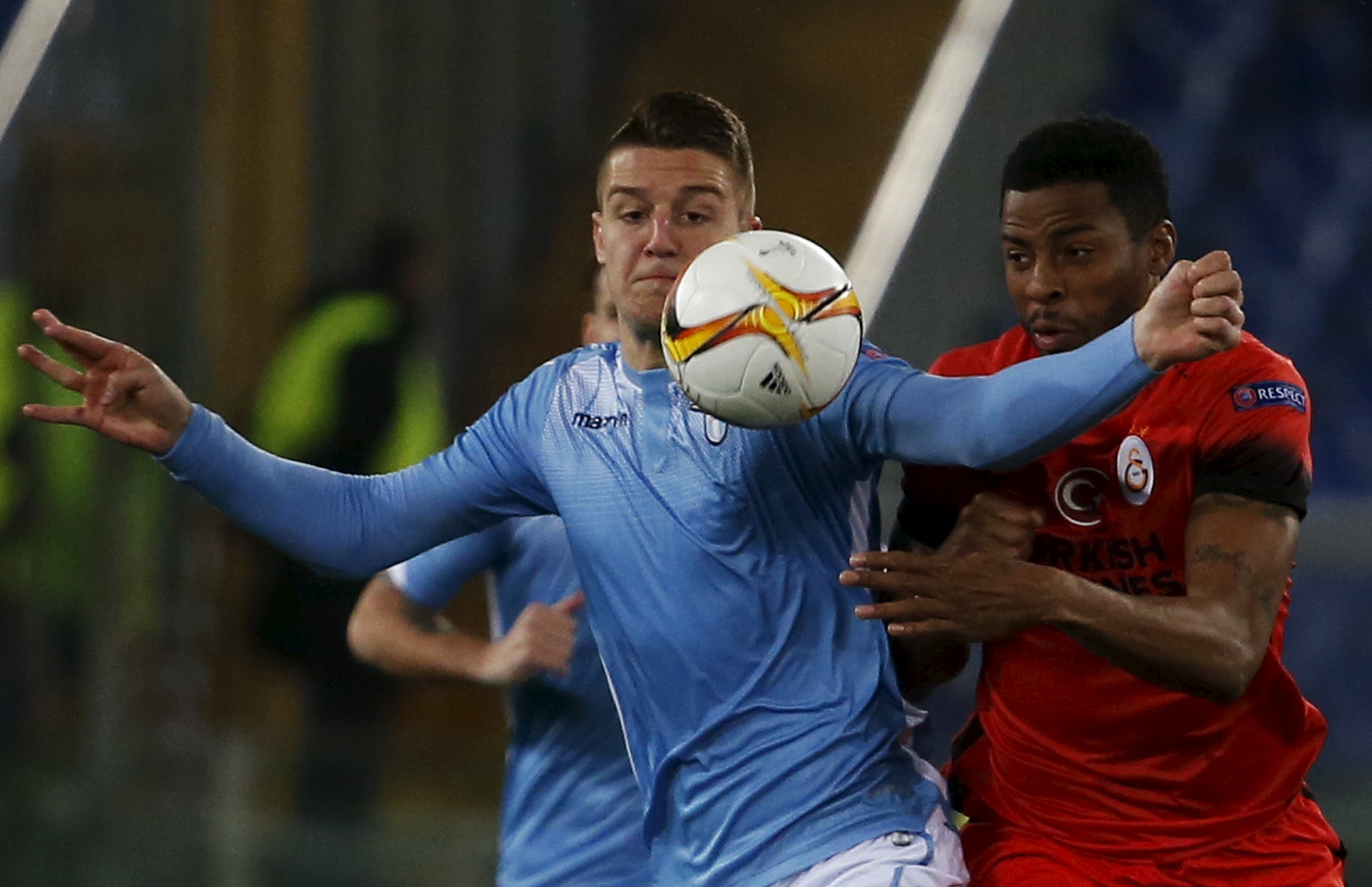 Football Soccer - Lazio v Galatasaray - UEFA Europa League Round of 32 - Olympic Stadium, Rome, Italy - 25/02/16 Lazio's Sergej Milinkovic Savic (L) in action against Ryan Donk (R).  REUTERS/Alessandro Bianchi