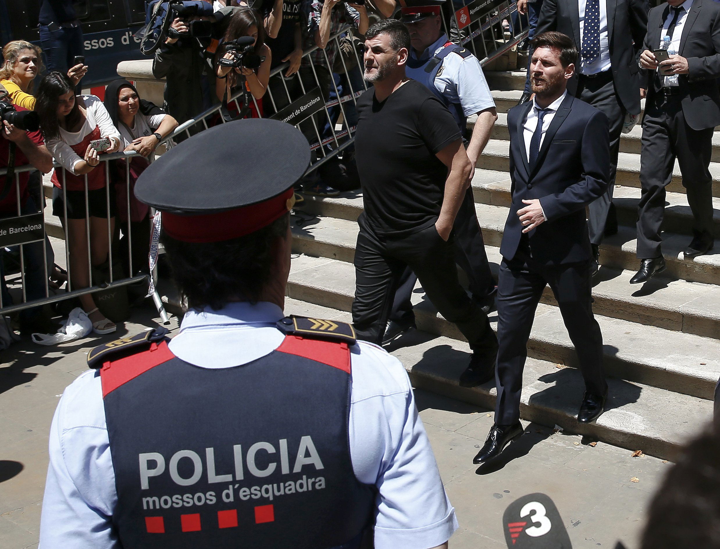 Barcelona's Argentine soccer player Lionel Messi leaves court where he is on trial for tax fraud in Barcelona, Spain, June 2, 2016. REUTERS/Albert Gea