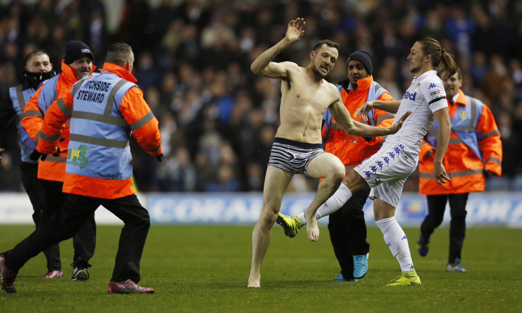 faul na naháče Luke Ayling (Leeds United)