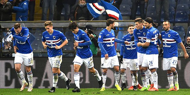 Spoluhráči gratulují Patriku Schickovi ke gólu do sítě Boloni.