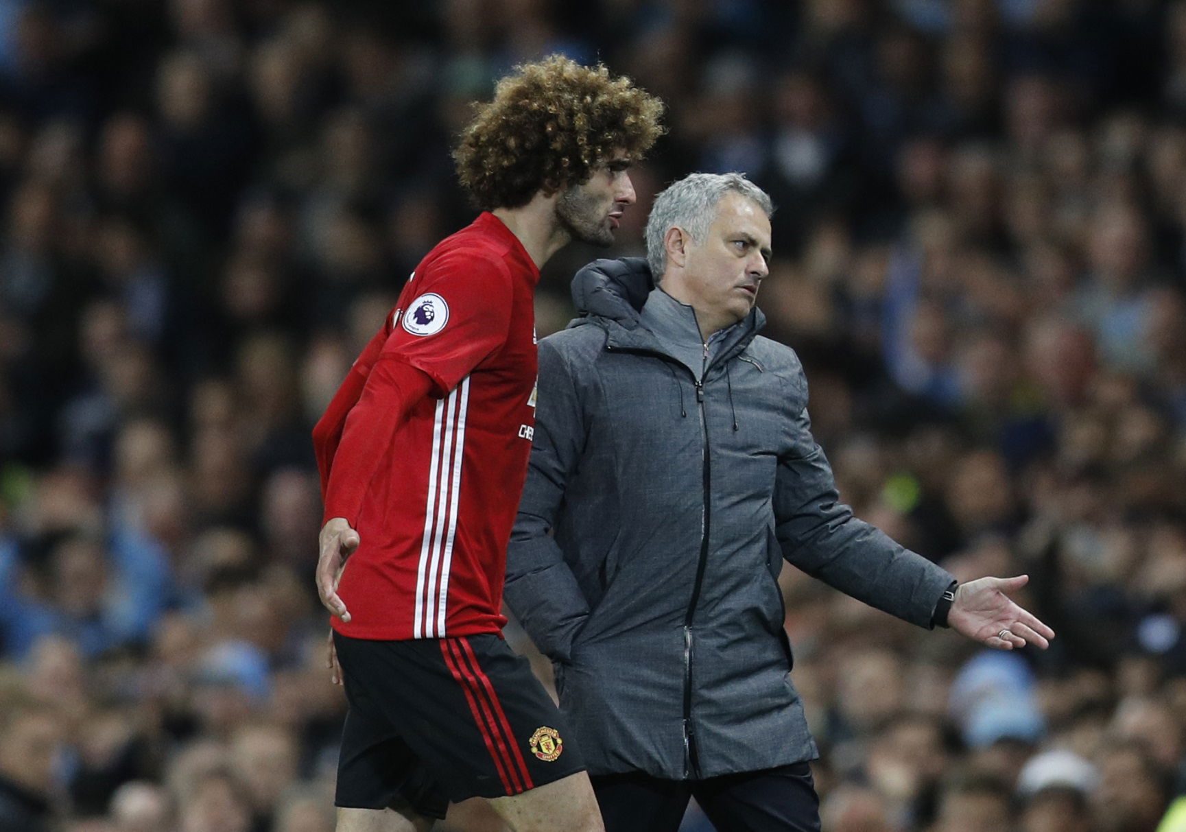 Marouane Fellaini opouští hřiště.