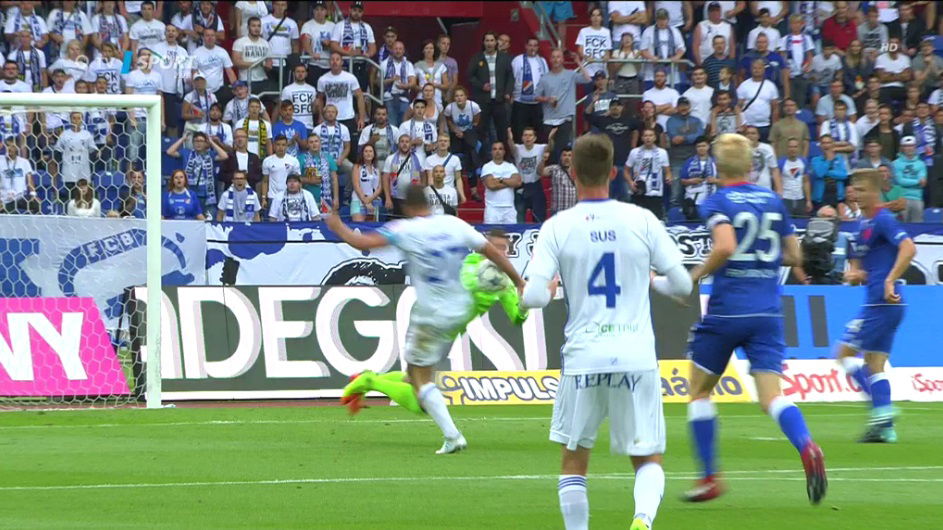 Baroš Baník Slavia ruka