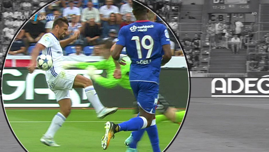 Baroš Baník Slavia ruka